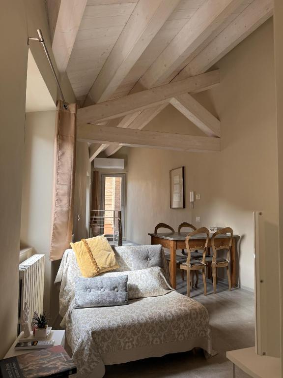 ein Wohnzimmer mit Sofa und Tisch in der Unterkunft santarelli in Fermo