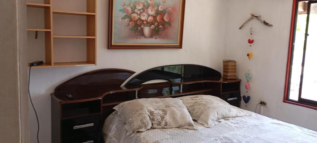 sypialnia z łóżkiem, komodą i lustrem w obiekcie KositasRikas B&B w mieście Viña del Mar