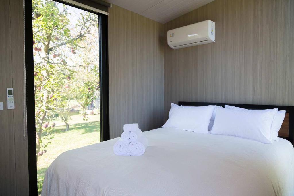 Applewood Cabin 1 by Tiny Away - Resim 7