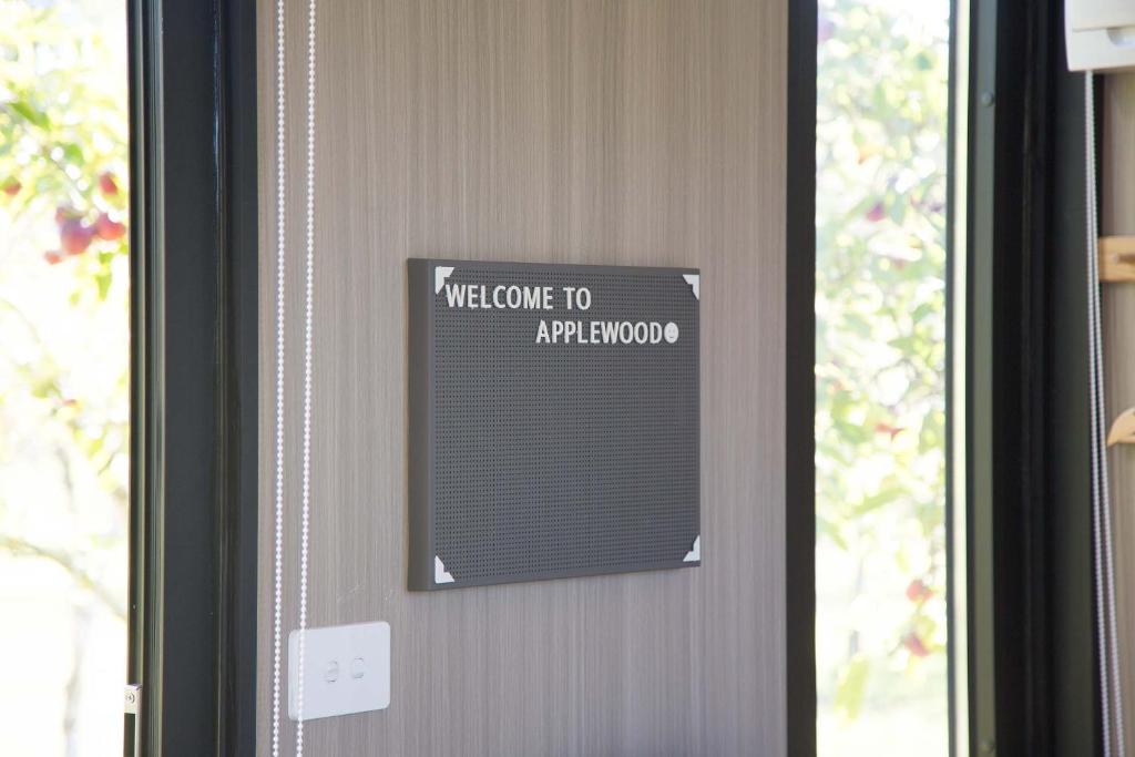 Applewood Cabin 1 by Tiny Away - Resim 10