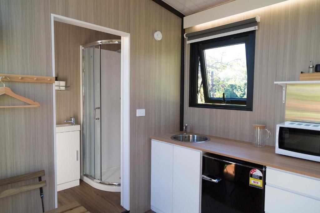 Applewood Cabin 1 by Tiny Away - Resim 15