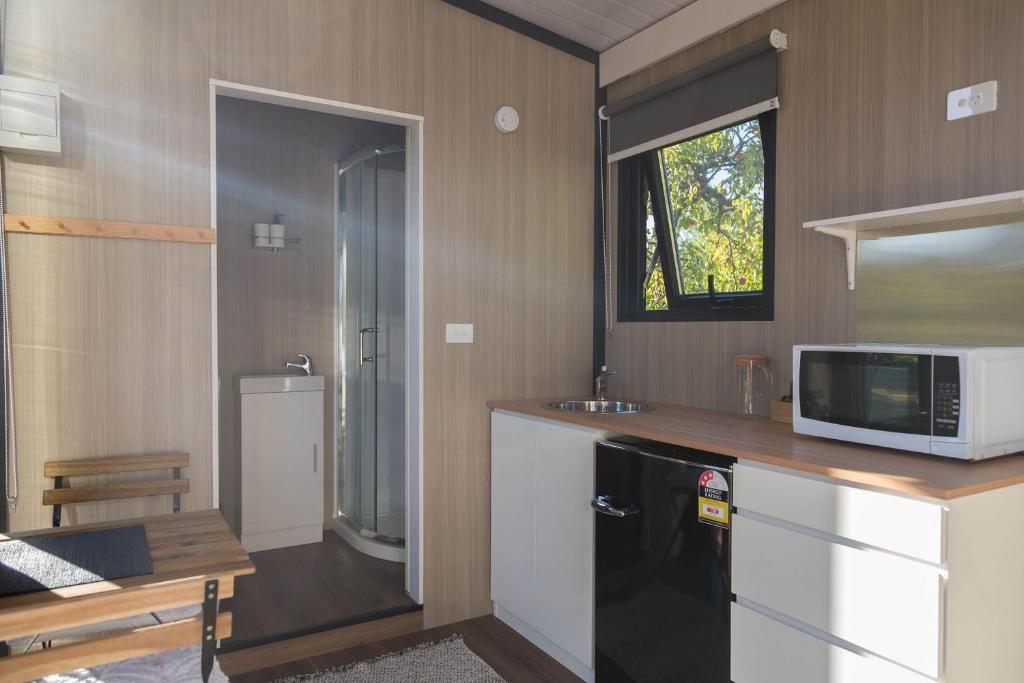 Applewood Cabin 1 by Tiny Away - Resim 16