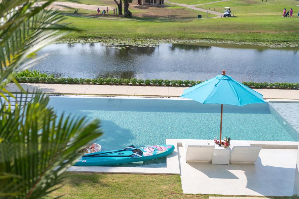 Bazén v ubytování Lumière Villas Phuket - Golfside Retreat in Laguna nebo v jeho okolí