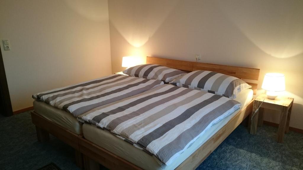 En eller flere senge i et værelse på Gästehaus Steinmetz