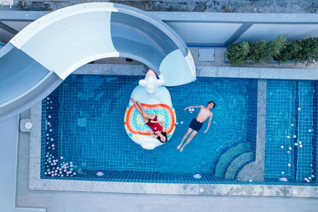 Bazén v ubytování บ้านบลูสกาย POOL VILLA Cha-am nebo v jeho okolí