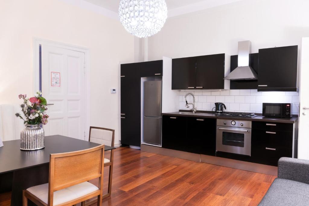 Kuchyň nebo kuchyňský kout v ubytování Hotel Adele am Alex