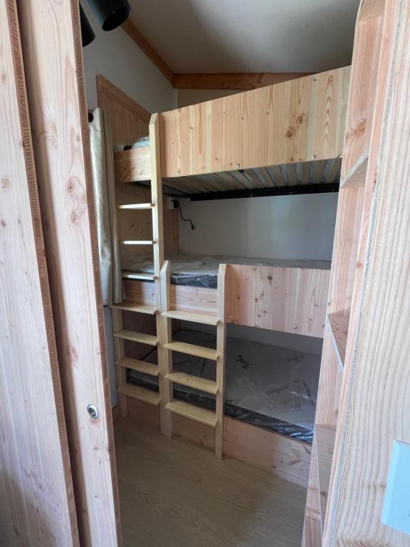 Un par de literas en una habitación en Huttopia Berkshires, en Hancock