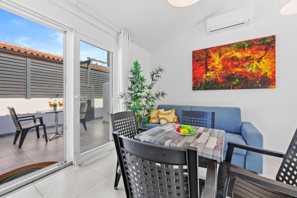 a dining room with a table and chairs and a painting at Barbariga Beach Paradise 1 in Peroj