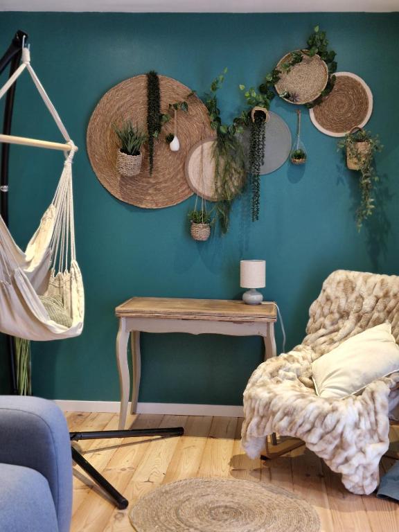 une chambre dotée d'un mur bleu avec des plantes en pot dans l'établissement La petite champêtre, à Bouconville-Vauclair