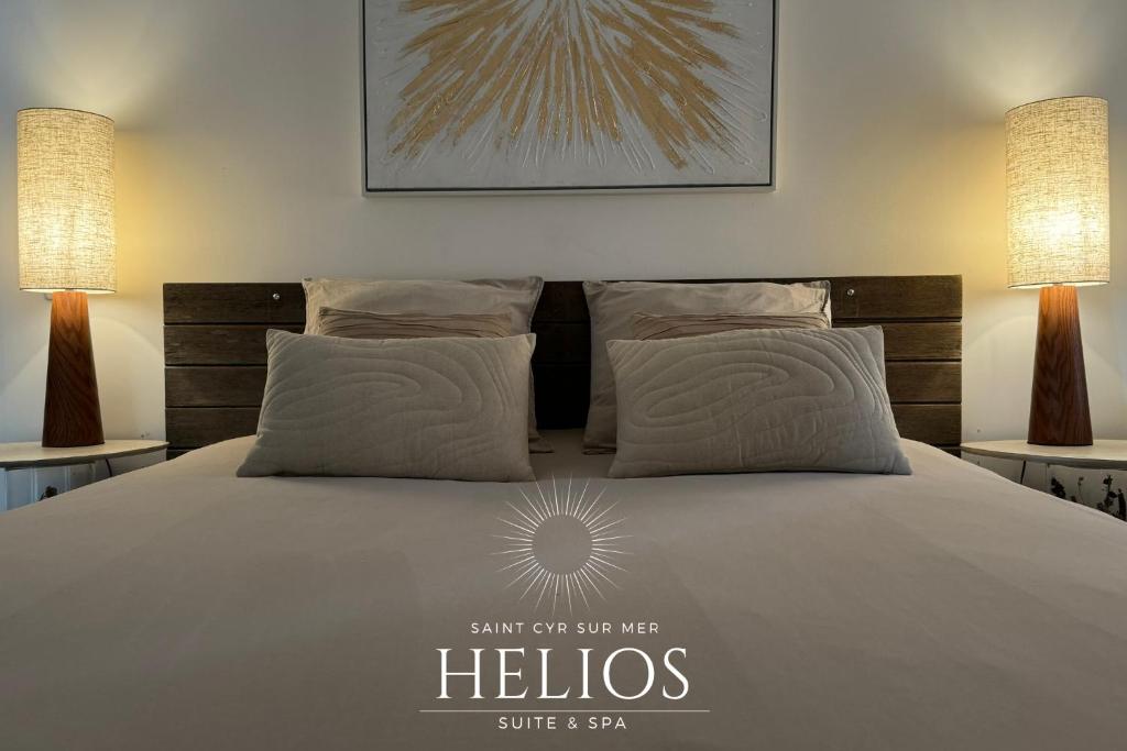 Postel nebo postele na pokoji v ubytování Jacuzzi Vue sur Mer Helios Suite & Spa