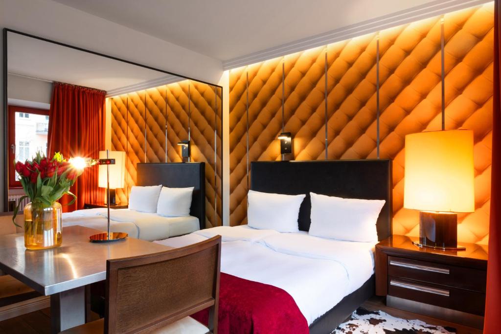 Postel nebo postele na pokoji v ubytování Hotel Adele am Alex