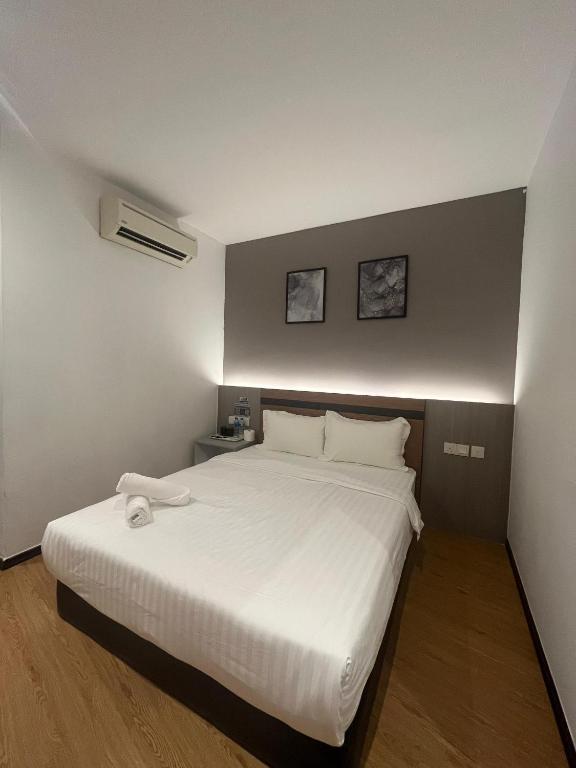 Postel nebo postele na pokoji v ubytování Havona Hotel - Bandar Putra Kulai - Self Check-In