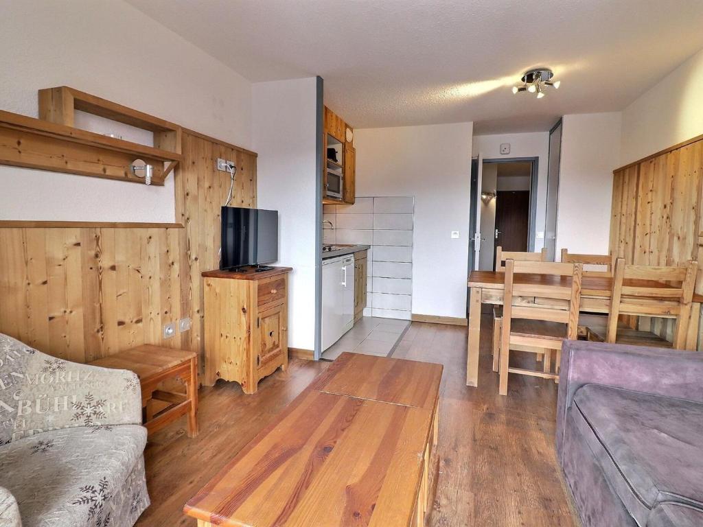 Kuchyňa alebo kuchynka v ubytovaní Appartement cosy à La Tania - 2 pièces, 4 pers, skis aux pieds, balcon, proche commerces - FR-1-182A-13