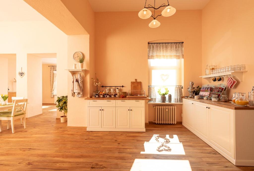 Kuchyň nebo kuchyňský kout v ubytování Berghotel Wilhelmsburg