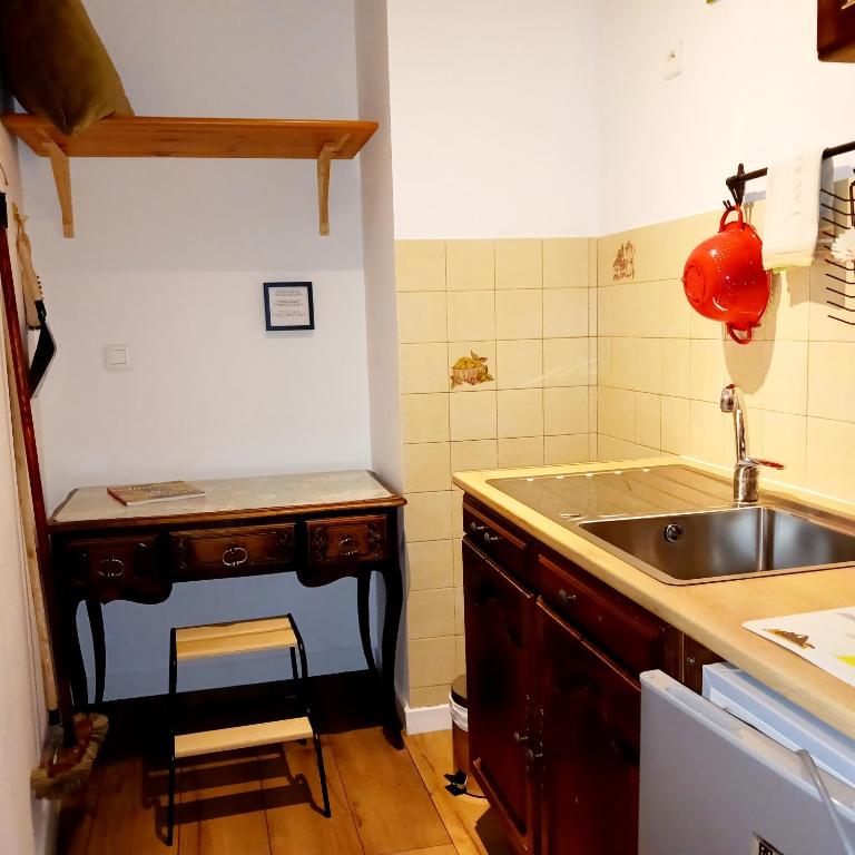 Kuchyňa alebo kuchynka v ubytovaní Gîte les Bois