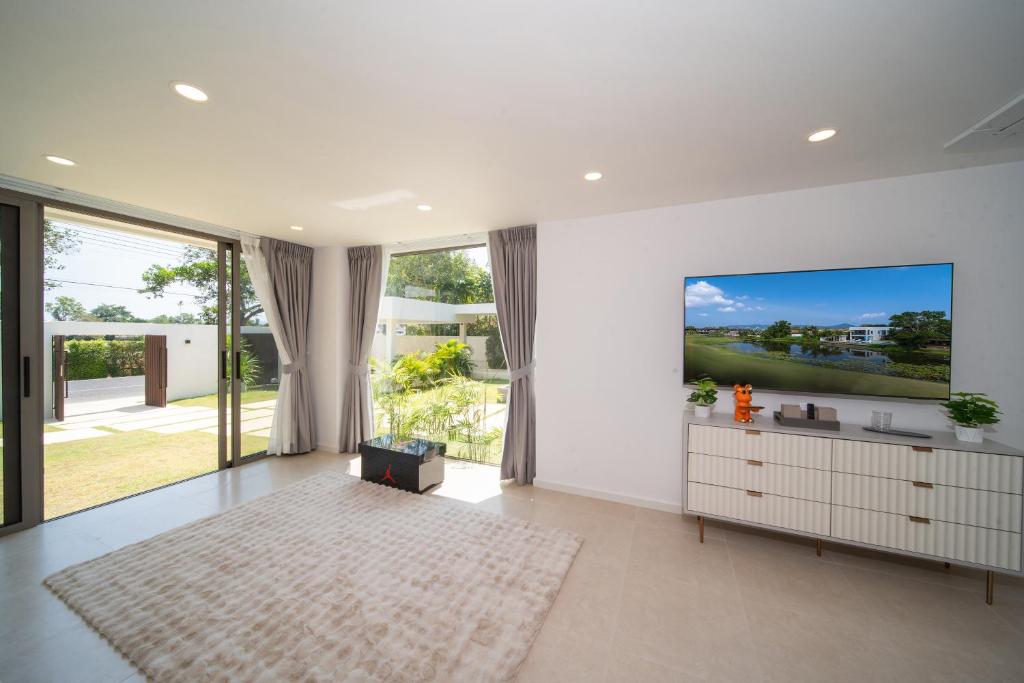 TV a/nebo společenská místnost v ubytování Lumière Villas Phuket - Golfside Retreat in Laguna
