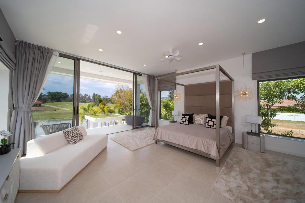 Posezení v ubytování Lumière Villas Phuket - Golfside Retreat in Laguna
