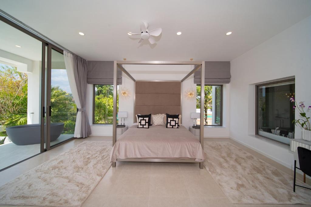 Postel nebo postele na pokoji v ubytování Lumière Villas Phuket - Golfside Retreat in Laguna