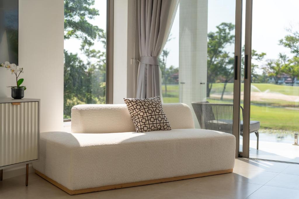 Posezení v ubytování Lumière Villas Phuket - Golfside Retreat in Laguna