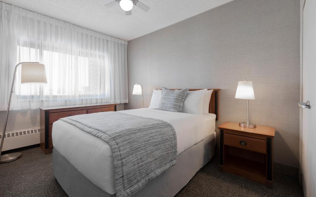 Cama ou camas em um quarto em L'Appartement Hôtel