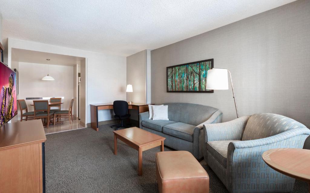 Uma área de estar em L'Appartement Hôtel