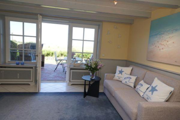 un salon avec un canapé et une table dans l'établissement Luxus Heefwai, à Morsum