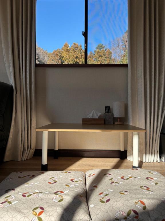 Postel nebo postele na pokoji v ubytování 青梅森の宿
