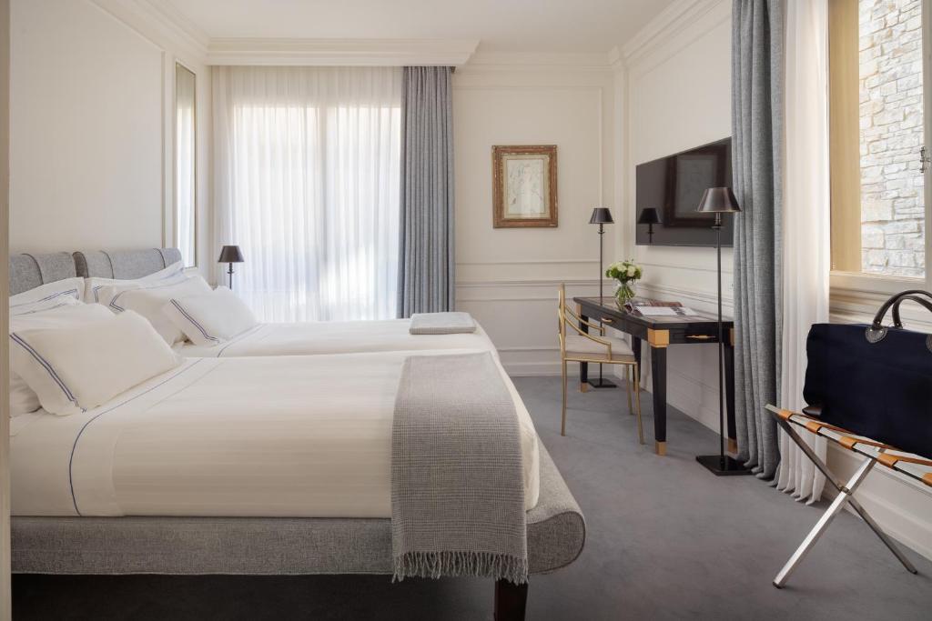Telewizja i/lub zestaw kina domowego w obiekcie Lungarno Luxury Apartments - by Lungarno Collection