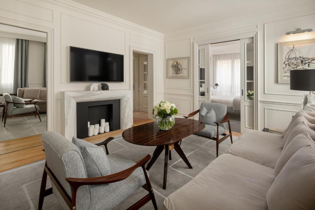 Telewizja i/lub zestaw kina domowego w obiekcie Lungarno Luxury Apartments - by Lungarno Collection
