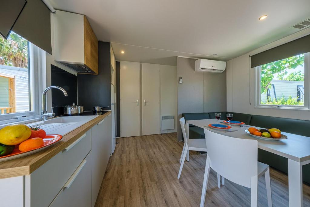 Kuchyňa alebo kuchynka v ubytovaní Camping Estival Vendrell Platja