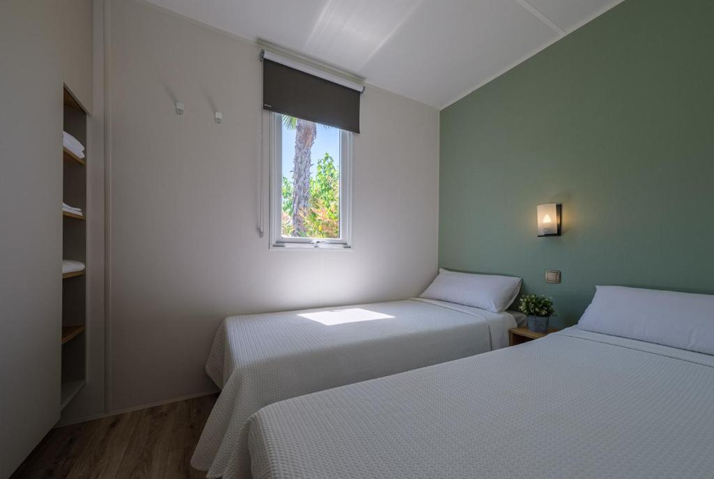 Posteľ alebo postele v izbe v ubytovaní Camping Estival Vendrell Platja