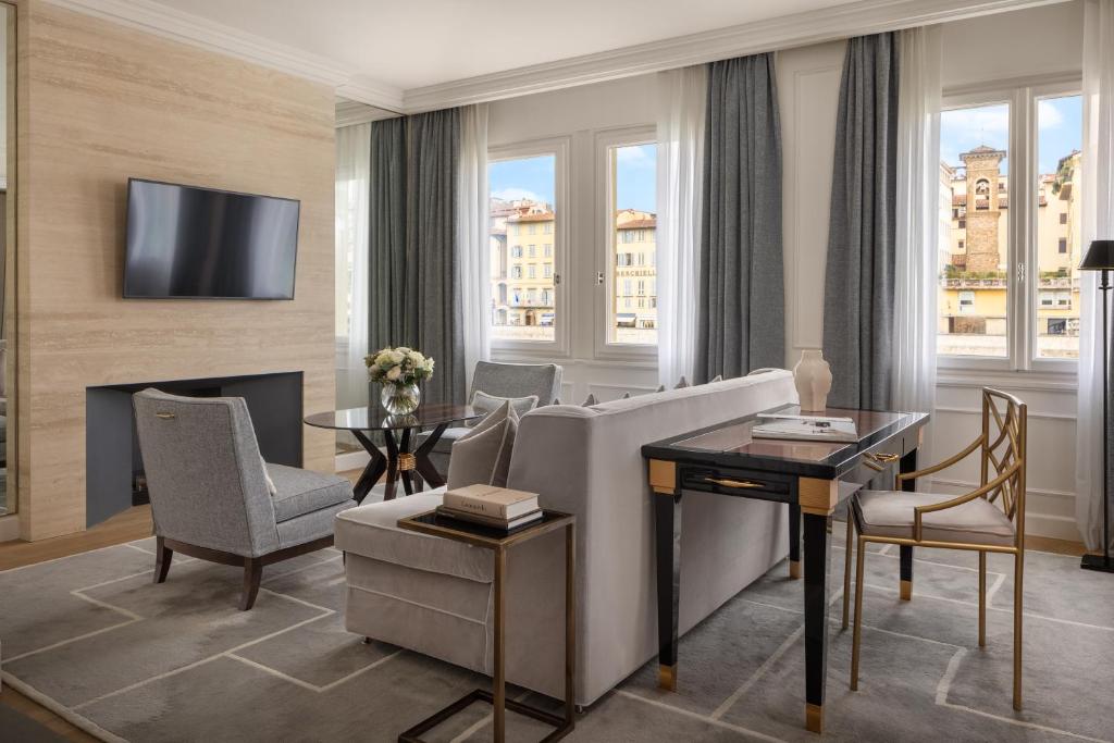Telewizja i/lub zestaw kina domowego w obiekcie Lungarno Luxury Apartments - by Lungarno Collection