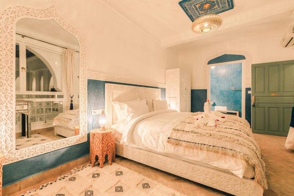 Postel nebo postele na pokoji v ubytování Riad Zeitoun Palace