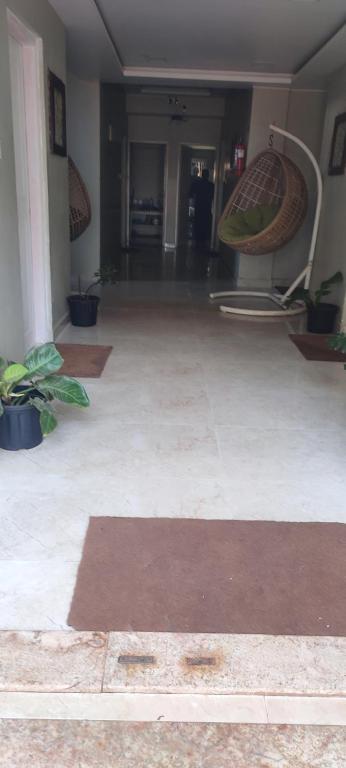 un hall vide avec une chaise et une salle ornée de plantes dans l'établissement Valletta Beach side, à Morjim