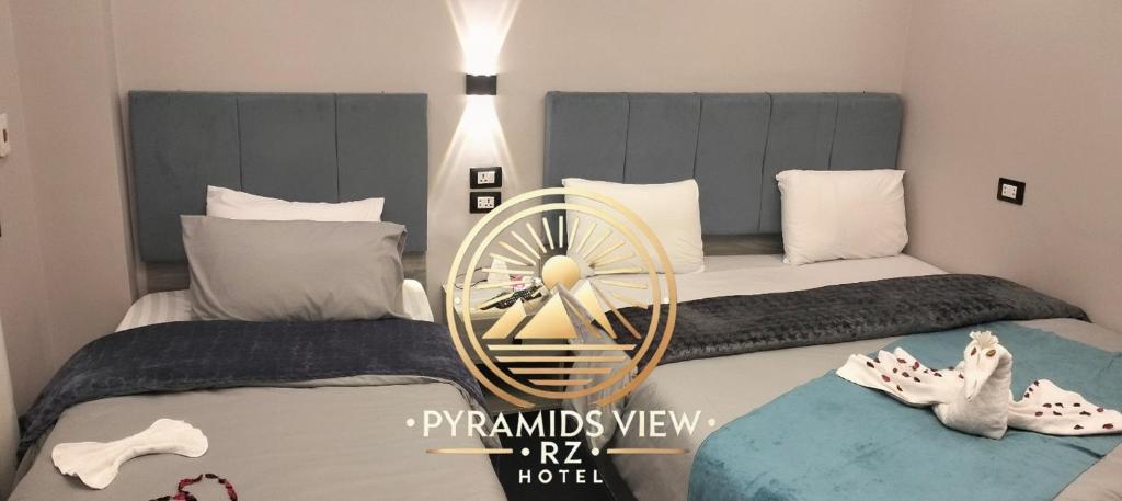 Postel nebo postele na pokoji v ubytování Pyramids View R Z Hotel
