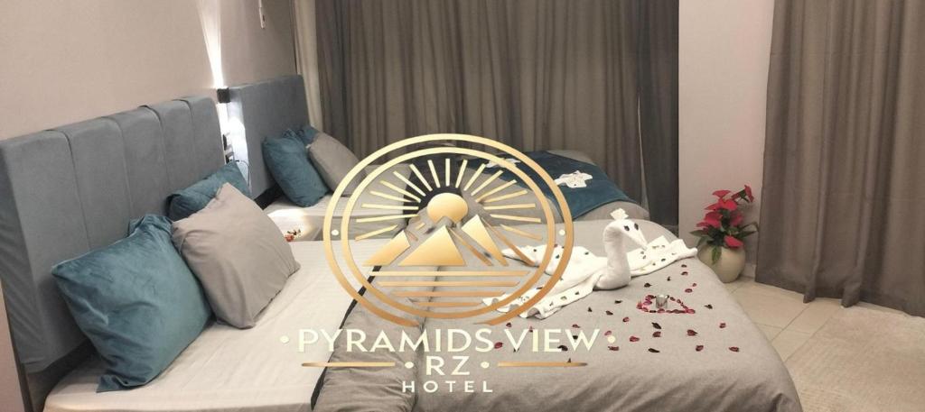Postel nebo postele na pokoji v ubytování Pyramids View R Z Hotel