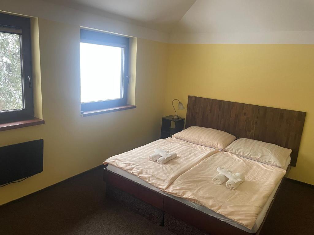 Postel nebo postele na pokoji v ubytování Hotel Lovecký zámeček Orion