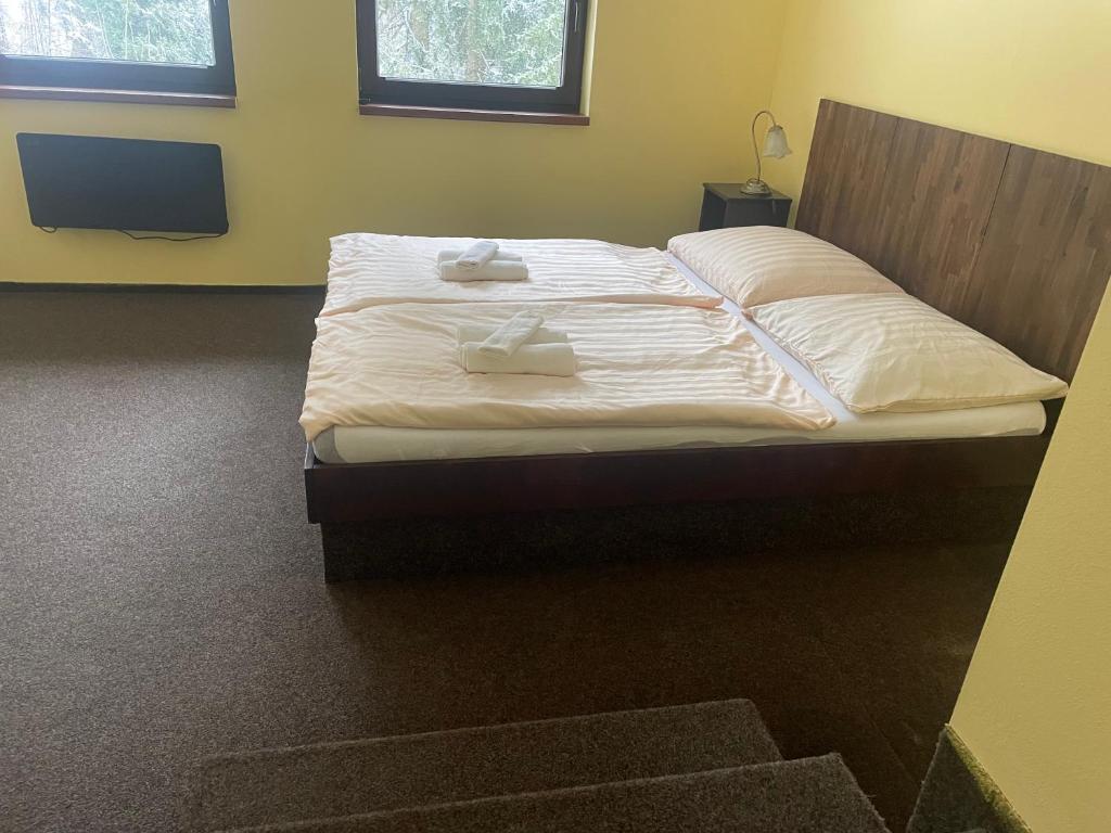 Postel nebo postele na pokoji v ubytování Hotel Lovecký zámeček Orion