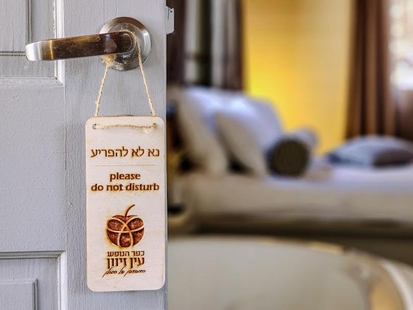 Postel nebo postele na pokoji v ubytování Ein Zivan Village Resort