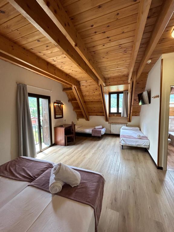 Postel nebo postele na pokoji v ubytování Hotel Romànic