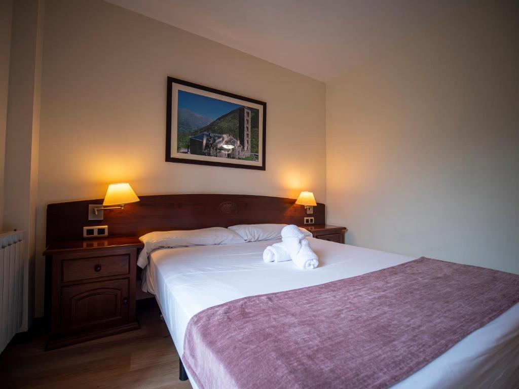 Postel nebo postele na pokoji v ubytování Hotel Romànic