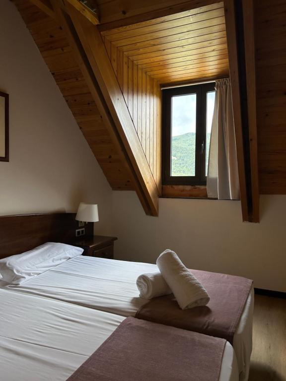 Postel nebo postele na pokoji v ubytování Hotel Romànic