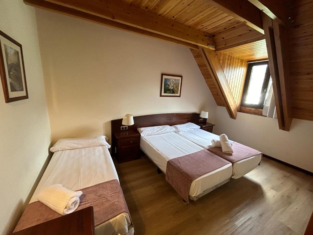 Postel nebo postele na pokoji v ubytování Hotel Romànic