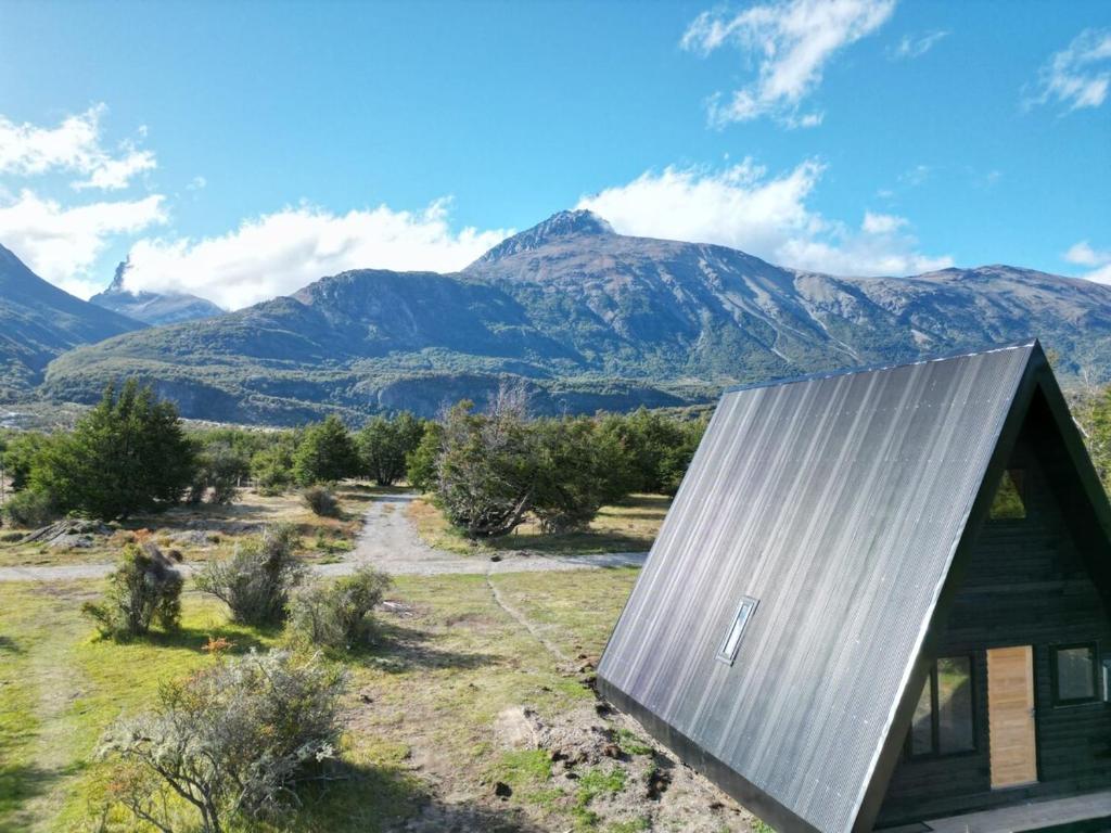 ビージャ・セロ・カスティージョにあるOUTSCAPE l Preciosa Cabaña en Villa Castilloの山々を背景にしたキャビンの景色