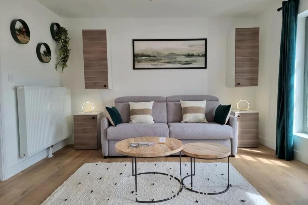 un salon avec un canapé et une table dans l'établissement L’Orée des Brumes Historic Center 2 people, à Honfleur