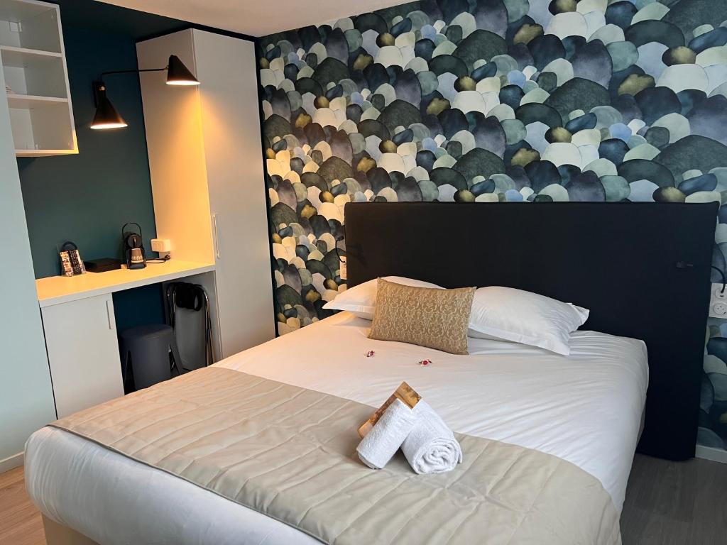 Cama o camas de una habitación en Hotel Arc-En-Ciel Colmar Contact Hotel