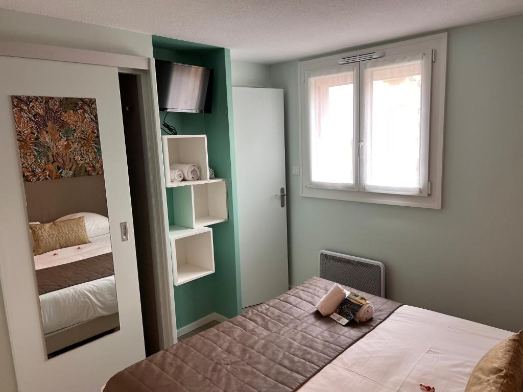 Cama o camas de una habitación en Hotel Arc-En-Ciel Colmar Contact Hotel