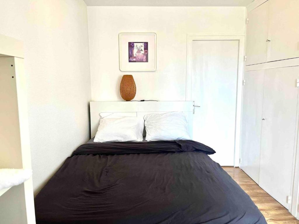 - une chambre avec un lit et une couverture noire dans l'établissement M20 Marquer Superbe t2 Gare Annemasse, à Annemasse