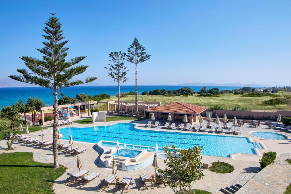 Bazén v ubytování Ammos Luxury Resort nebo v jeho okolí