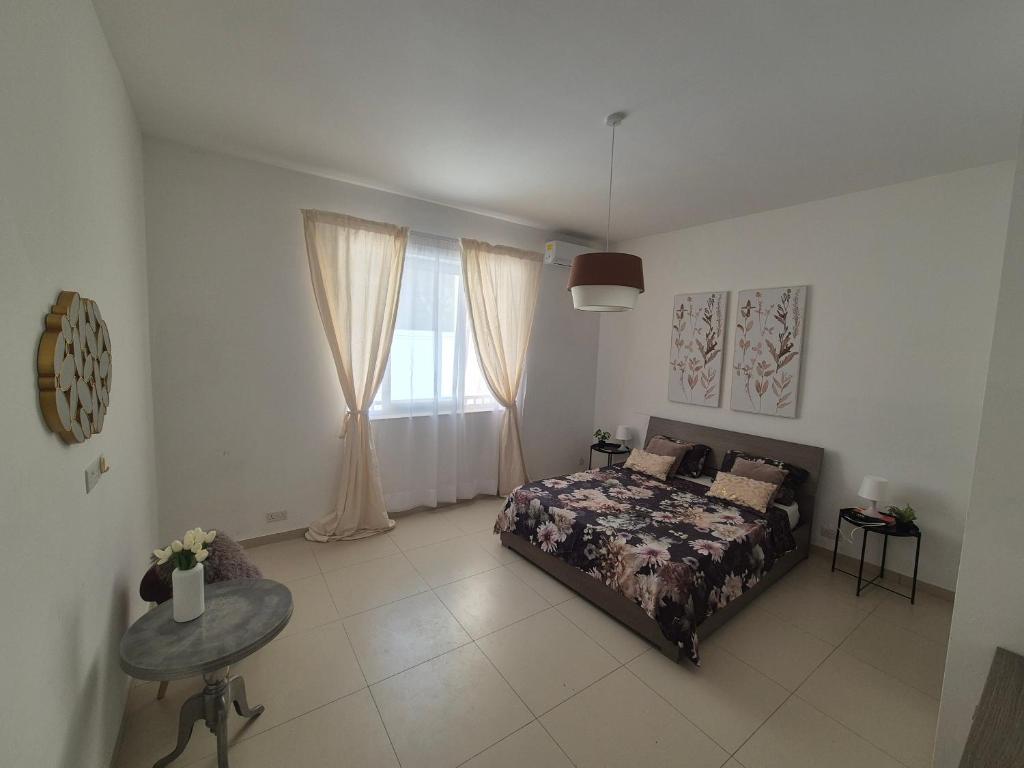 Postel nebo postele na pokoji v ubytování ICC Holiday apartment in Marsascala